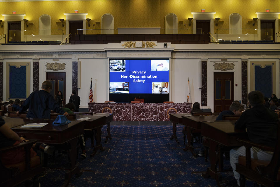 Estudiantes de Dearborn STEM Academy en Boston escuchan instrucciones durante un taller liderado por Amazon donde aprenden a programar a Alexa, la asistente virtual de la compañía, el 18 de mayo de 2023. (Sophie Park/The New York Times)
