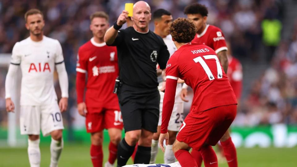 Simon Hooper muestra a Curtis Jones, del Liverpool, una tarjeta amarilla por una falta, que fue elevada a roja. )Foto: Marc Atkins/Getty Images).