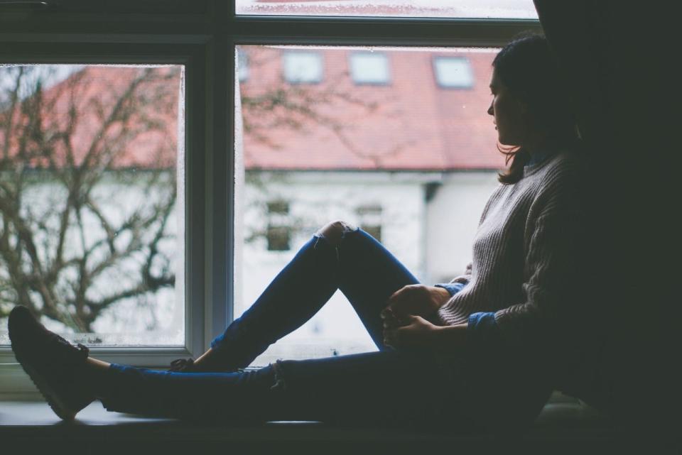 Lassen Sie die Fenster geschlossen, aber sollte es zwischenzeitlich draußen wärmer sein als drinnen, öffnen Sie sie, um die Wärme hineinzulassen. 