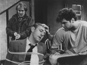 <p>Erst mit 37 Jahren entschied sich Mahoney dazu, Schauspieler zu werden. Zunächst begann er seine Karriere auf der Theaterbühne und wurde Teil der legendären Steppenwolf-Theatergruppe, mit der er 1985 beispielsweise in “Orphans” zu sehen war (Mitte). (Foto: Steppenwolf.org) </p>