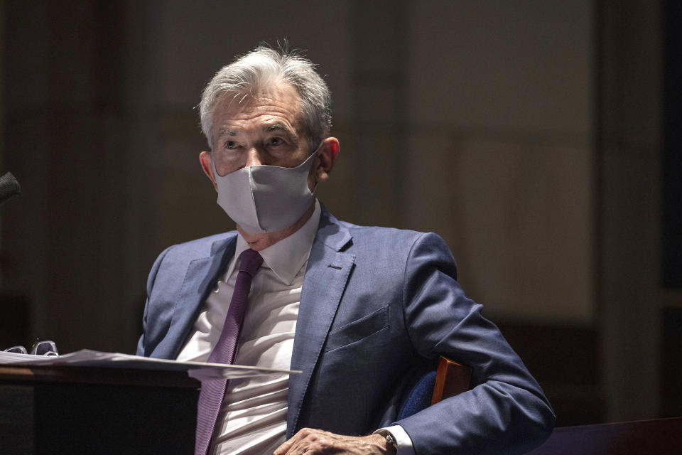 ARCHIVO - En esta foto de archivo del 30 de junio de 2020, el presidente de la Reserva Federal, Jerome Powell, declara ante la Comisión de Servicios Financieros de la cámara baja en Washington. (Tasos Katopodis/Pool via AP, File)