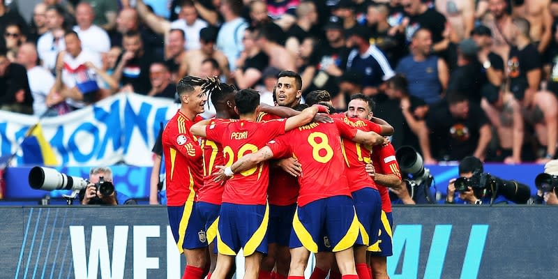 Fußball, UEFA Euro 2024, EM, Spanien - Kroatien, Vorrunde, Gruppe B, Spieltag 1, Olympiastadion Berlin, Spaniens Dani Carvajal (r) jubelt mit den Teamkollegen über seinen Treffer zum 3:0.<span class="copyright">Andreas Gora/dpa</span>