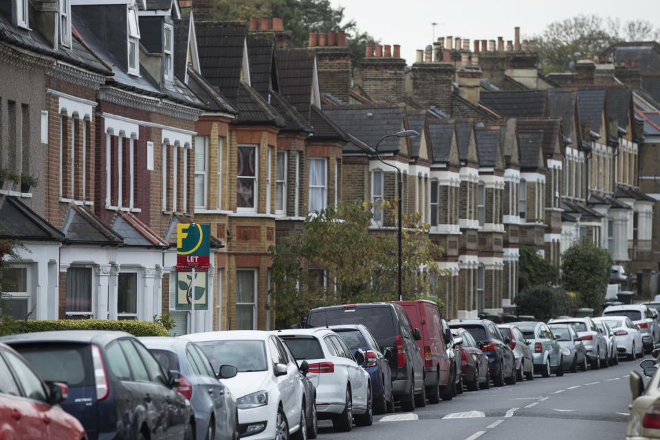 LONDON, ENGLAND - NOVEMBER 01:  A single To Let sign stands on a residential street on November 1, 2017 in London, England. Ahead of an expected interest rate rise, the ratings agency, Moody's has suggested that property prices would not be greatly affected as the market remains resilient.  (Photo by Dan Kitwood/Getty Images)