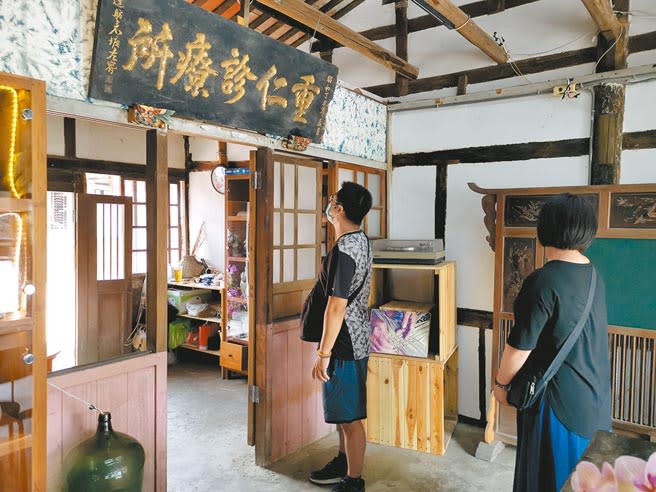 台南後壁區菁寮墨林文物館由當地梁耀明醫師家族無償出借社區使用，保留當時開業時的擺設與器具，是當地特色景點。（劉秀芬攝）