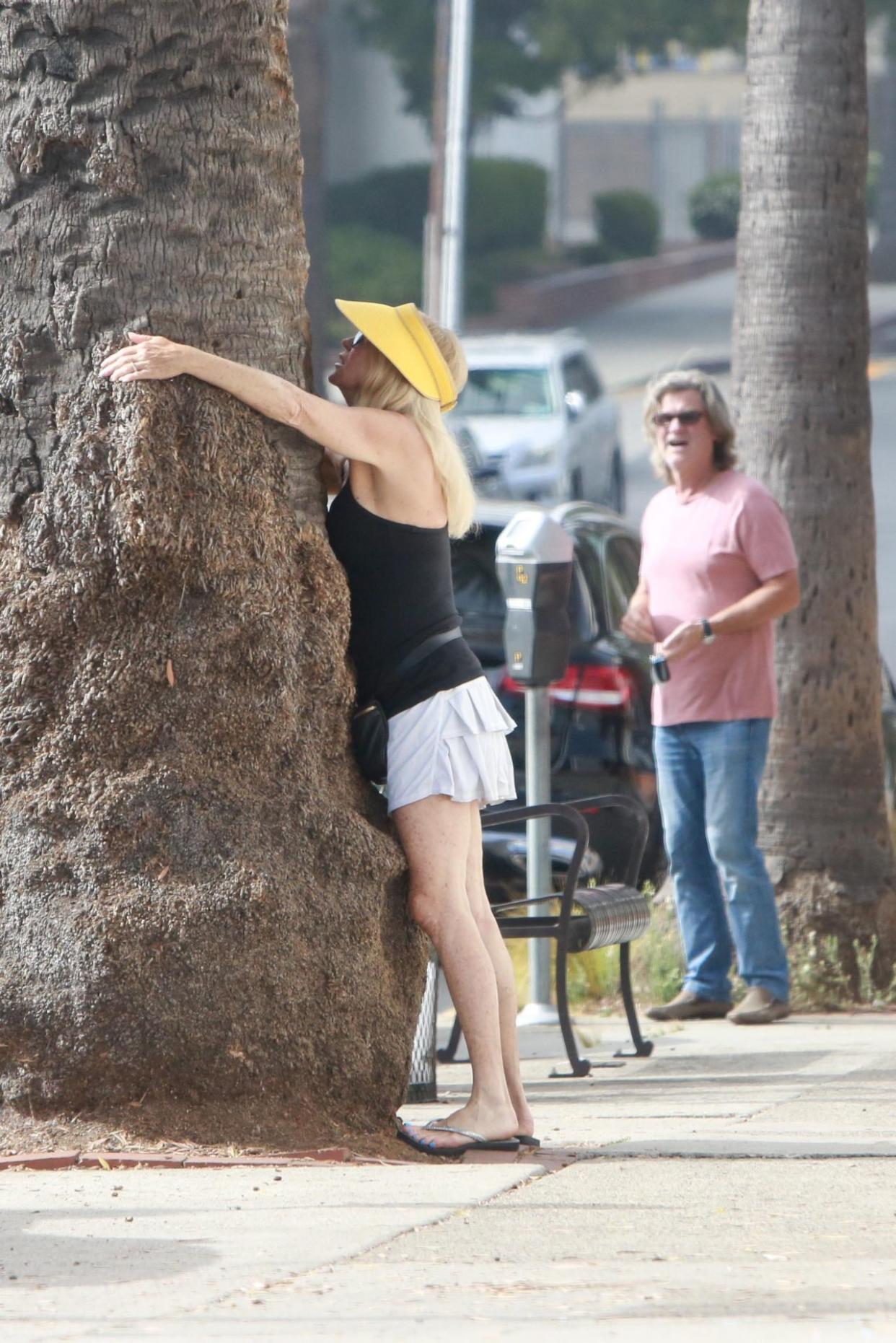 Kurt Russell Cant Keep His Cool Watching Goldie Hawn Hug A Tree See