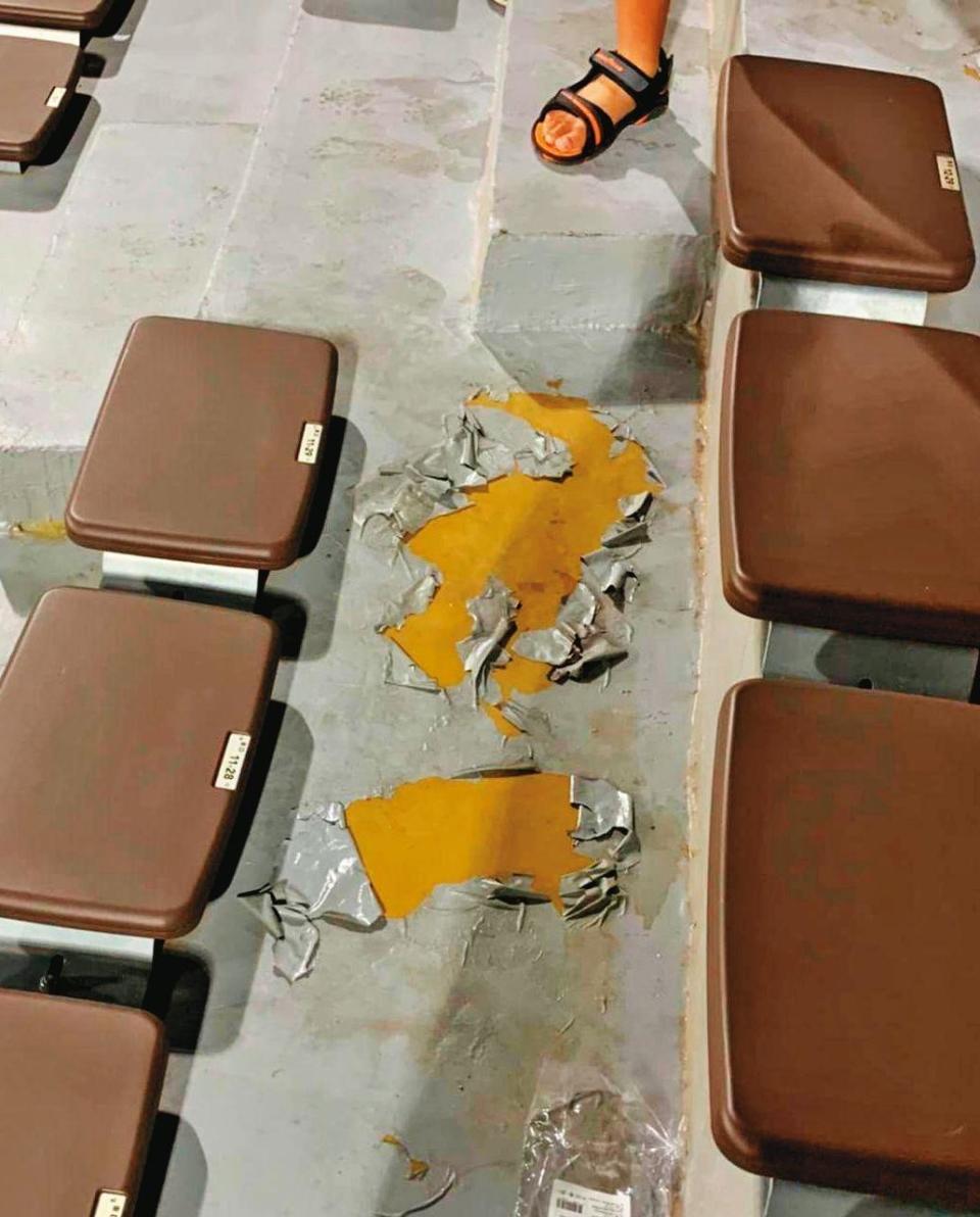 新竹球場觀眾席有掉漆及積水問題。（翻攝新竹爆料公社臉書）