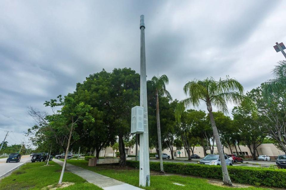Vista de una antena de 5G junto al Alper JCC Miami ubicado en 11155 SW 112th Ave., en Miami, mientras los vecinos preocupados por las torres de 5G que están apareciendo en barrios de Kendall protestan y piden al condado que detenga la instalación, el viernes 5 de julio de 2024.
