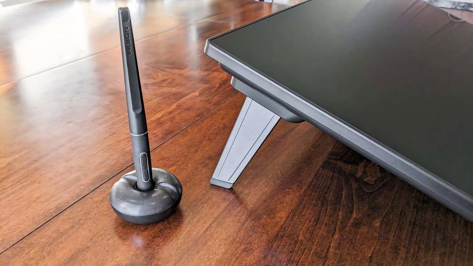 Huion Kamvas Pro 24 (4K) kickstand and pen.