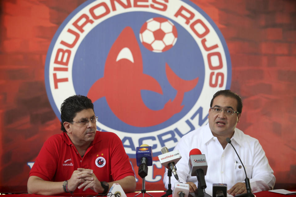 BOCA DEL RÍO, VERACRUZ, 30MAYO2013.- El gobernador Javier Duarte de Ochoa, en compañía del empresario Fidel Kuri Grajales, ofrecieron una rueda de prensa para presentar los pormenores del traslado de Reboceros de La Piedad a Veracruz en donde serán los nuevos Tiburones Rojos, quienes estarán jugando en el máximo circuito del balompié mexicano. FOTO: FÉLIX MÁRQUEZ /CUARTOSCURO.COM