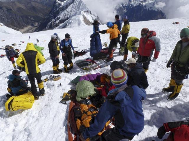 Ice avalanche on Manaslu hit climbers as they scream in fear and