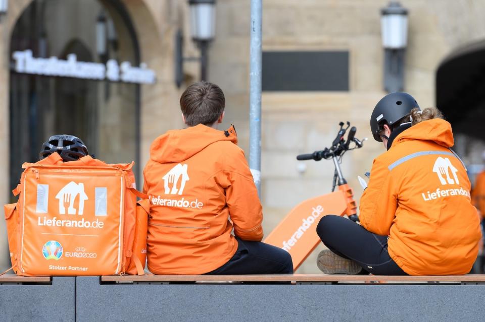 Während Büroangestellte von Lieferando eine Poolparty feiern, müssen Fahrer draußen bleiben. - Copyright: picture alliance / dpa