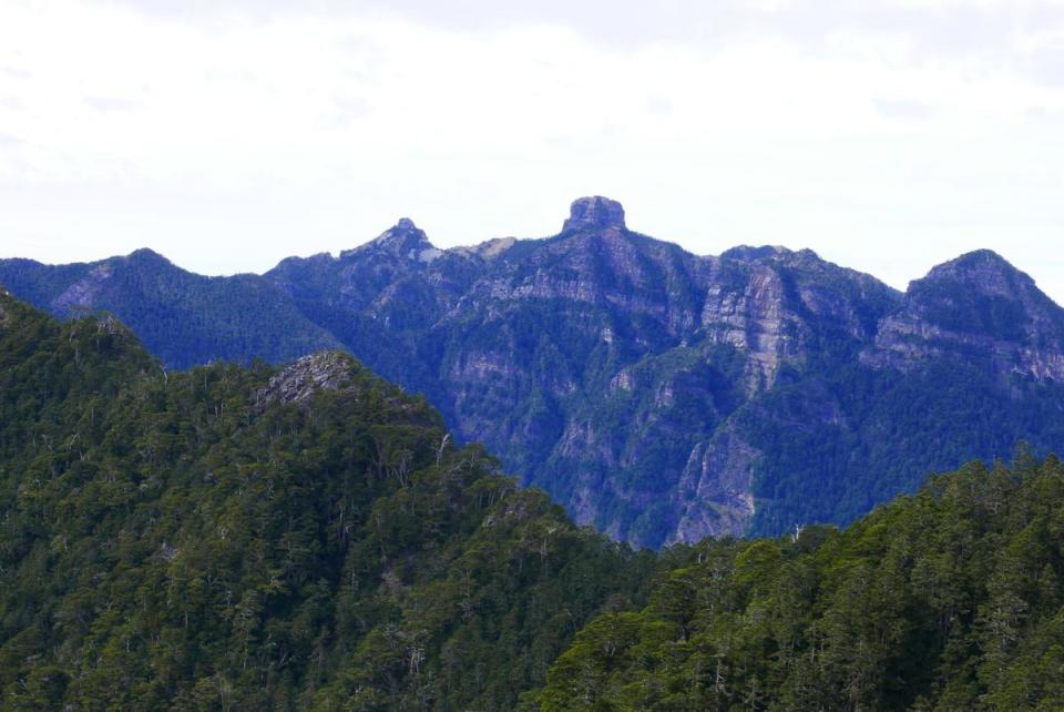 遠眺大霸及小霸尖山。