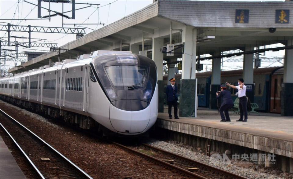 台鐵EMU3000新型城際列車去年底已上路營運，預計三月底增闢新路線，行駛台中經南迴到台東。（中央社檔案照片）