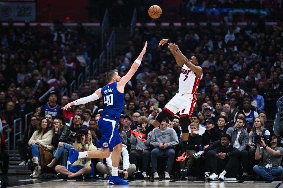 El jugador del Heat de Miami Kyle Lowry tira al aro ante la marca del centro de los Clippers Ivica Zubac, en el partido celebrado el 1ro de enero de 2024 en Los Angeles.