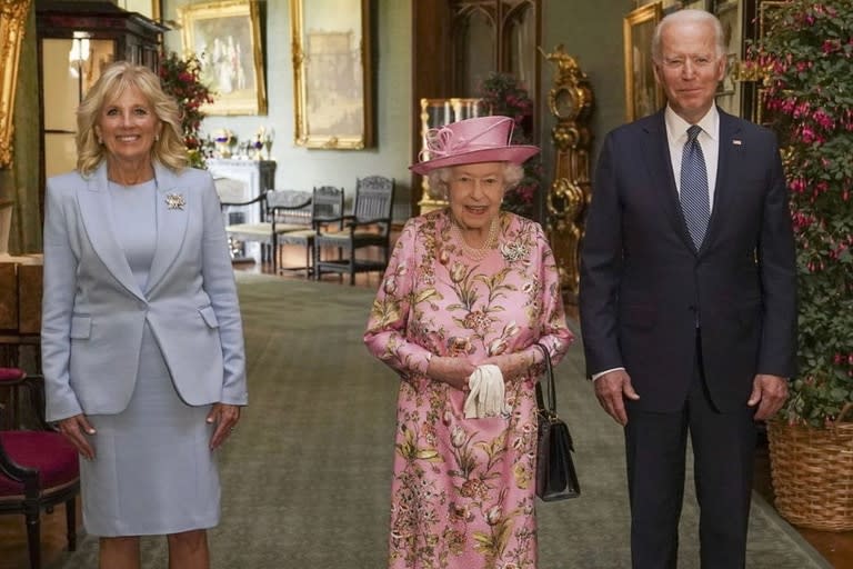 La reina Isabel II junto al presidente de Estados Unidos, Joe Biden, y la primera dama