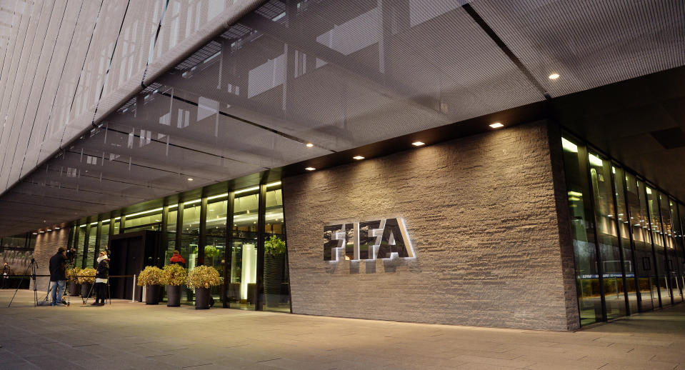 ARCHIVO - Esta foto del 2 de diciembre de 2015 muestra el exterior de la sede de la FIFA en Zúrich, Suiza. (Walter Bieri/Keystone vía AP, archivo)