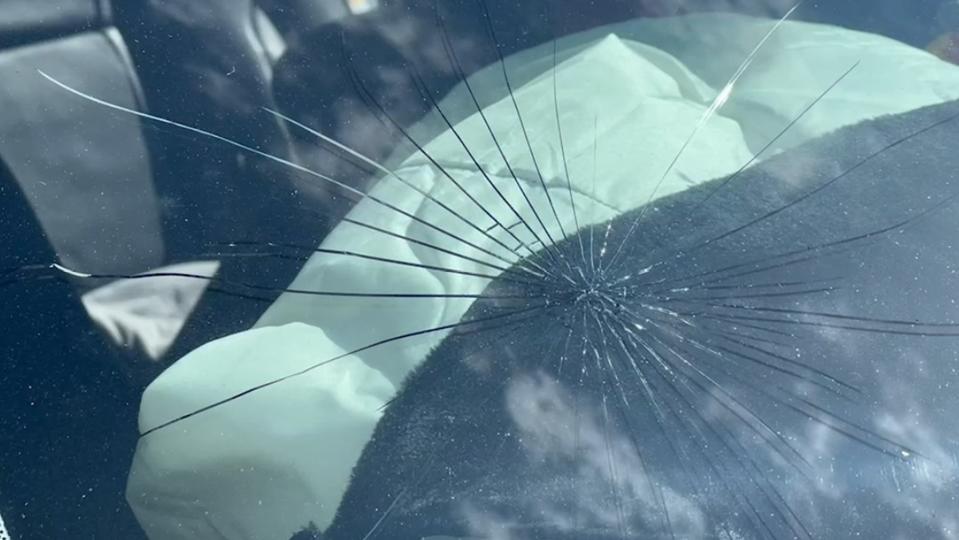 轎車玻璃出現裂痕。（圖／東森新聞）