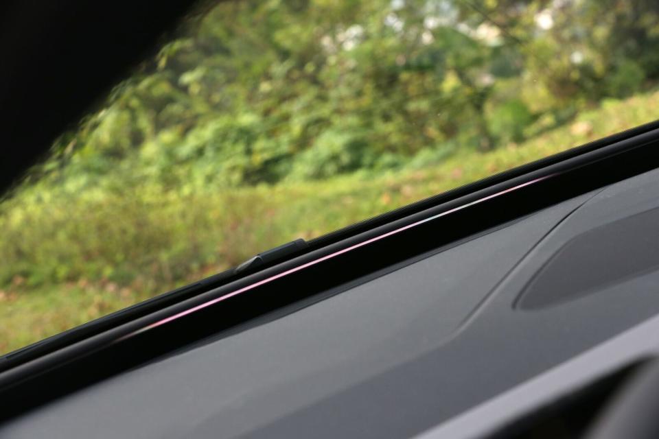 前擋風玻璃下緣設有一道互動式光條，在車輛電源開啟、準備行駛等狀態會呈現不同顏色與樣式變化。
