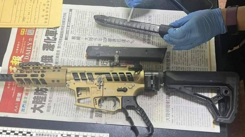 警方查扣犯案的QC10改造長槍。（圖／翻攝記者爆料網）