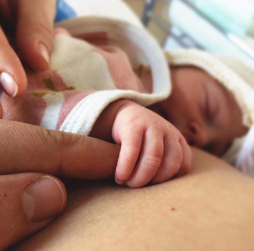 <p>El pasado 8 de enero nació la primera hija de la pareja, Lia, a la que presentaron con esta tierna imagen en las redes sociales. “Gracias a tod@s por tantísimo cariño. GRACIAS”, escribía Natalia Sánchez junto a la instantánea. (Foto: Instagram / <a rel="nofollow noopener" href="http://www.instagram.com/p/Bsc9ewynrJL/" target="_blank" data-ylk="slk:@natasanchezmol;elm:context_link;itc:0;sec:content-canvas" class="link ">@natasanchezmol</a>). </p>