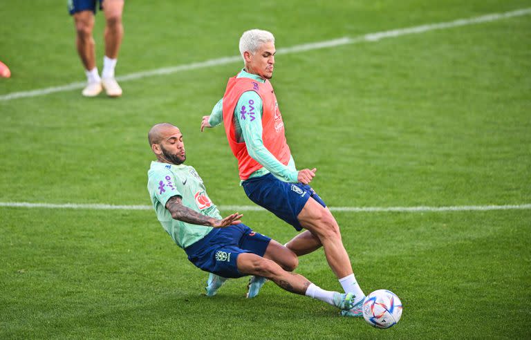 La increíble entrada fuerte de Dani Alves a su compañero Pedro, en el ensayo de la selección de Brasil en Turín