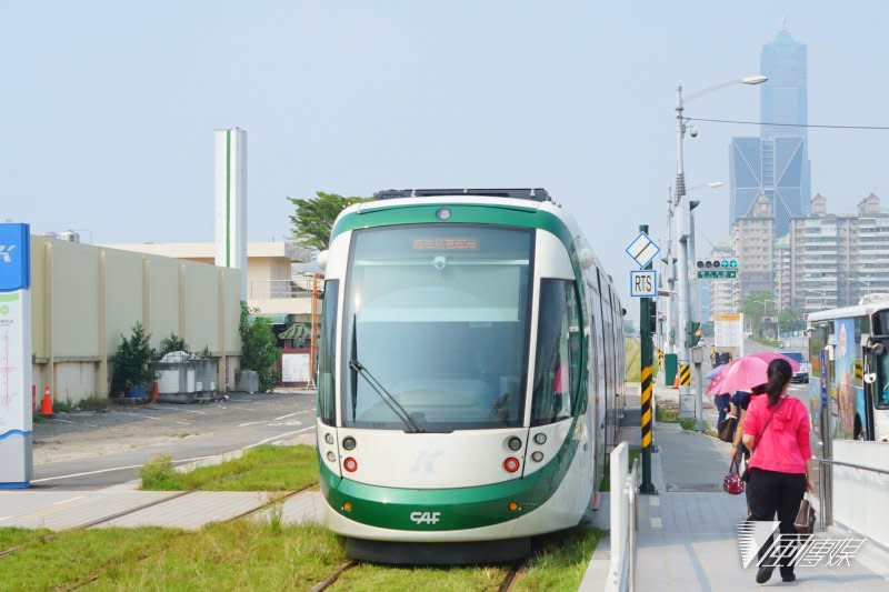 高雄輕軌列車。（盧逸峰攝）