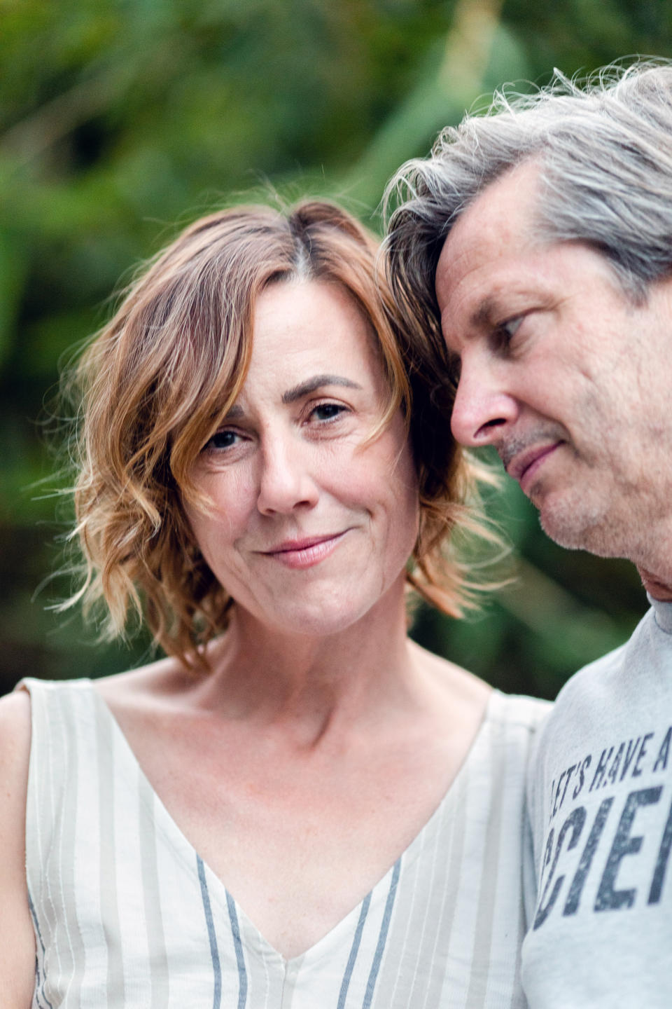 Lisa Hepner y su esposo, Guy Mossman, quienes produjeron juntos "The Human Trail", un documental sobre los pacientes que participan en el ensayo clínico para tratar la diabetes tipo 1, en su casa de Los Ángeles, el 31 de julio de 2022. (Alex Welsh/The New York Times)
