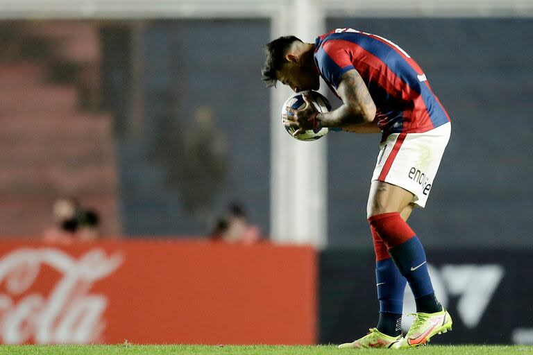 Adam Bareiro deja San Lorenzo, donde tuvo una gran segunda etapa, con Rubén Insua y Leandro Romagnoli.