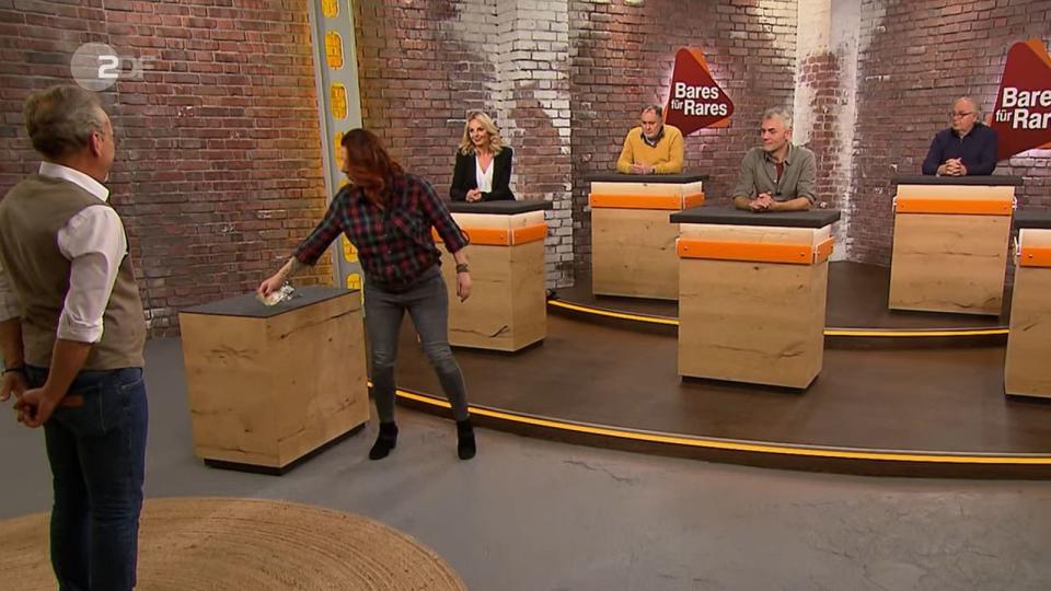 Esther Ollick gab die gewünschten 150 Euro aus: "Dann habe ich jetzt meine erste Meissen-Figur gekauft." Thorsden Schlößner (rechts) versprach sogar, die Bruchstelle zu kleben. (Bild: ZDF)