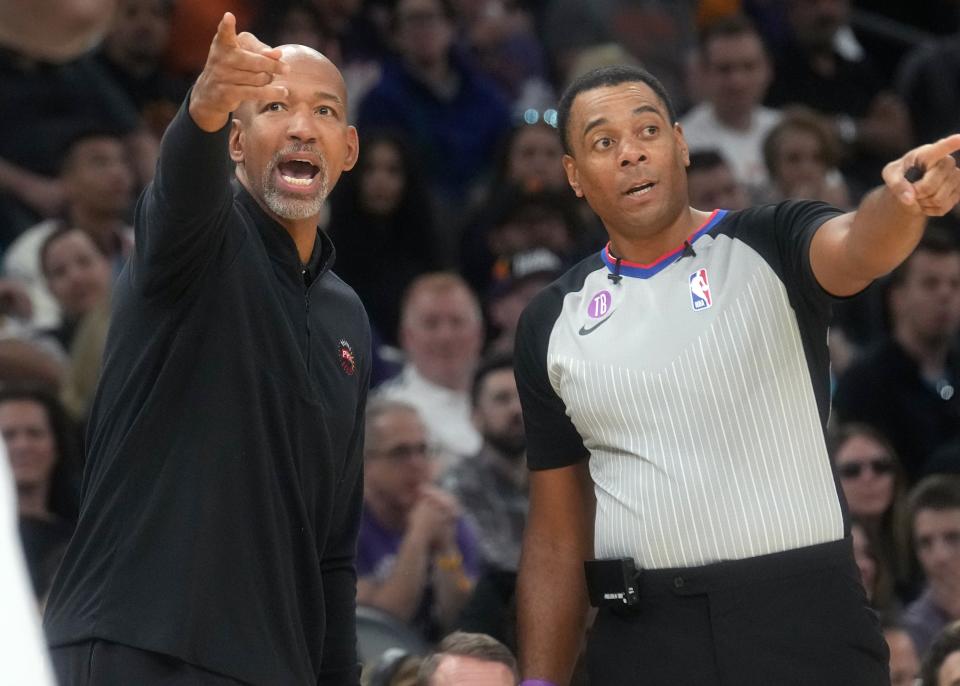 20.11.2022;  Phoenix, Arizona, USA;  Monty Williams, Cheftrainer der Phoenix Suns, spricht mit einem Schiedsrichter, als sie im Footprint Center gegen die New York Knicks antreten.