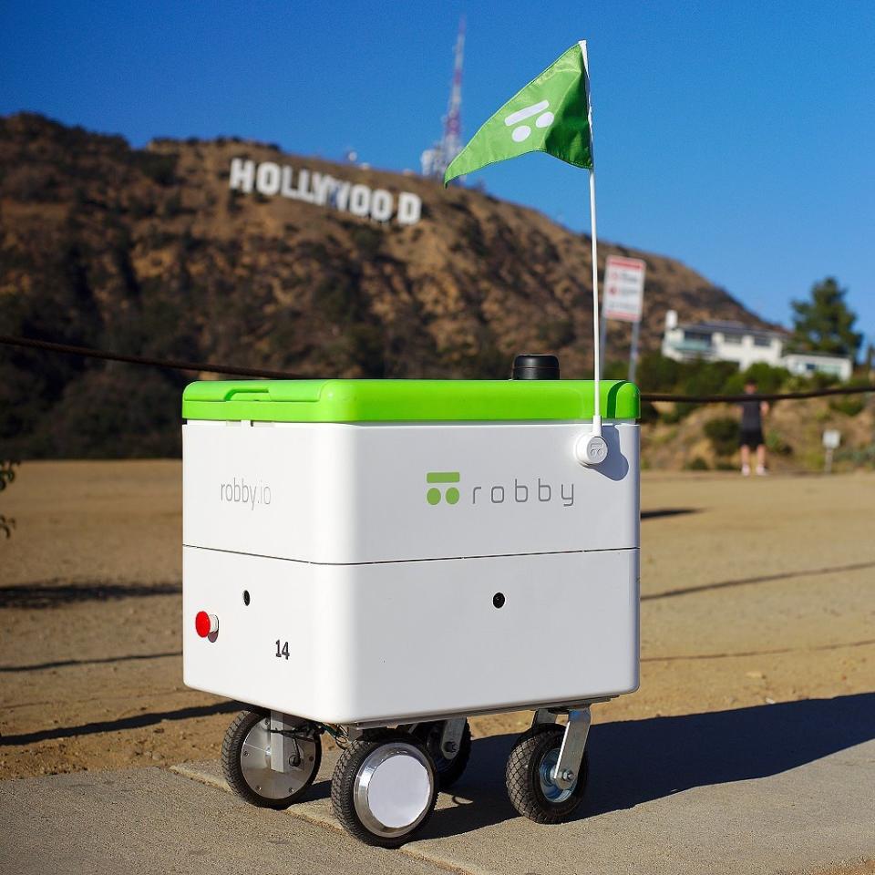 百事可樂在美國大學校園內提供自駕送貨機器人提供食品配送服務！