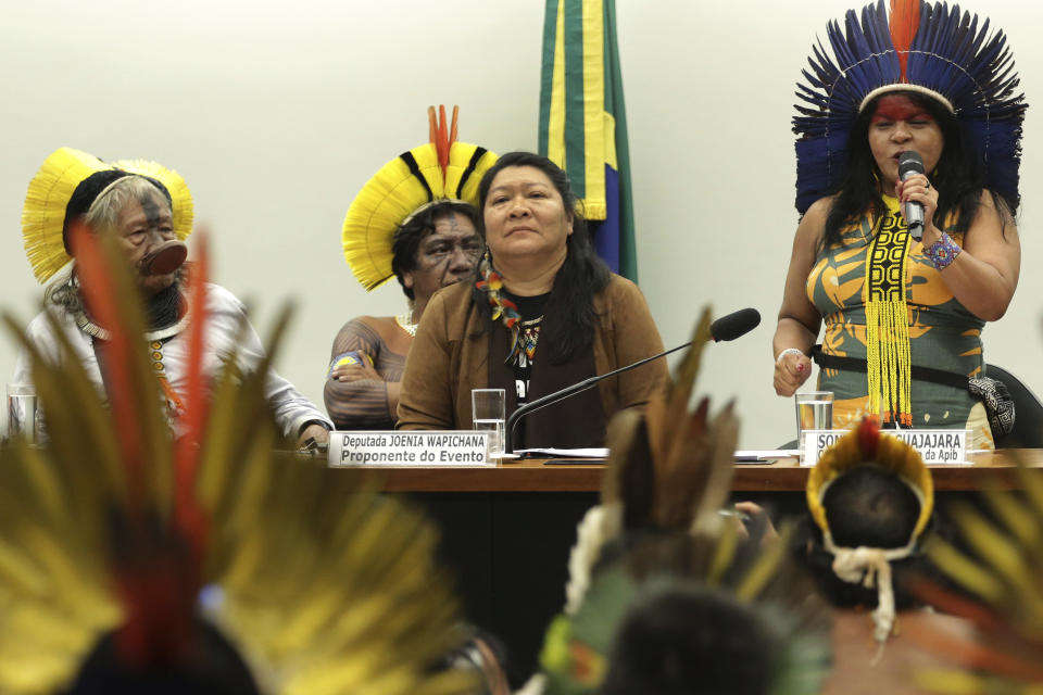 La líder indígena Sonia Guajajara (centro) durante un acto en Brasilia el 25 de abril del 2019. (AP Photo/Eraldo Peres, File)