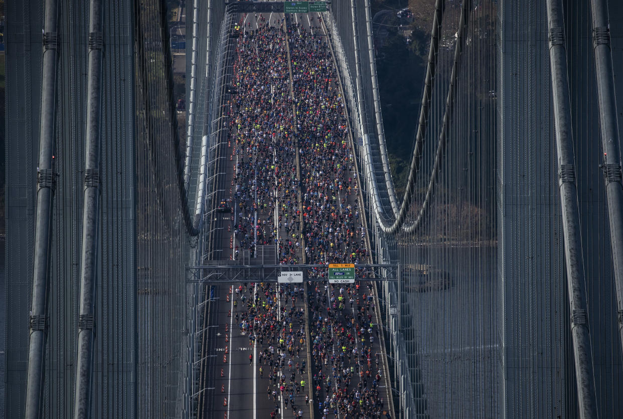 Los corredores cruzan el puente Verrazzano-Narrows al inicio del maratón de Nueva York en Nueva York, el 7 de noviembre de 2021. (Todd Heisler/The New York Times)