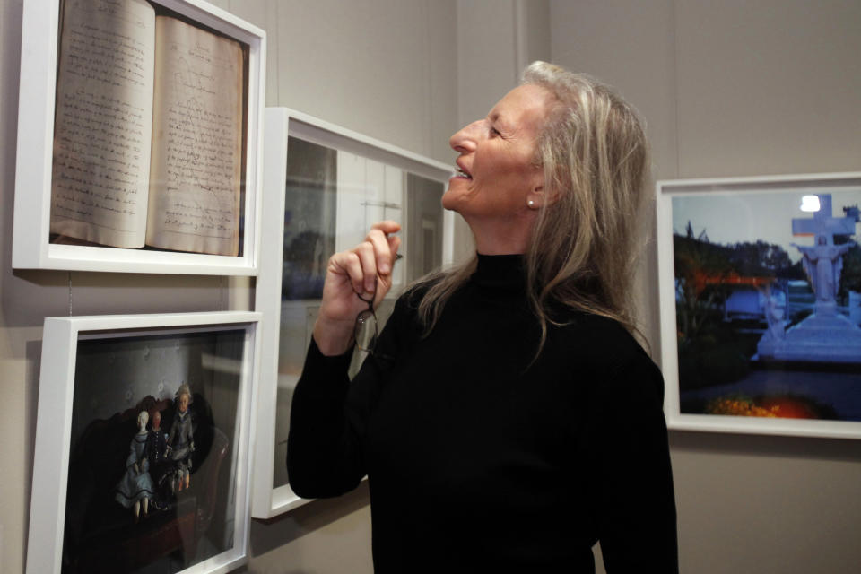 Photographer Annie Leibovitz leads a media tour of her exhibit "Pilgrimage" Tuesday, Jan. 24, 2012, at the Smithsonian American Art Museum in Washington. (AP Photo/Jacquelyn Martin)