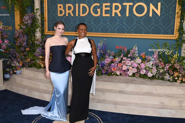 Hannah Dodd junto a Adjoa Andoh, la encargada de interpretar a Lady Agatha Danbury, la influyente gran dama de la sociedad londinense que despliega su influencia en el mercado matrimonial