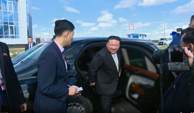 2023年9月20日，北韓領導人金正恩在俄羅斯東方太空發射場與普丁會面，試乘普丁的俄產汽車Aurus Senat後下車。翻攝KCTV／NK news