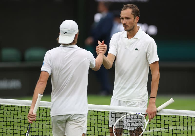 Foto del miércoles del ruso Daniil Medvedev saludando tras superar al francés Alexandre Muller