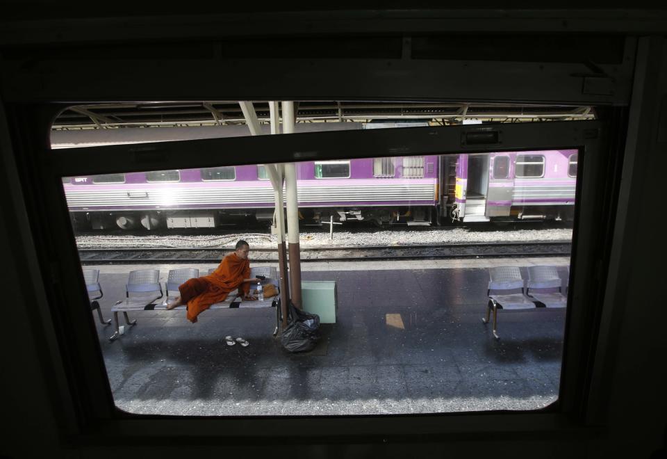 <p>Ein buddhistischer Mönch sitzt auf einer Bahnhofsbank in der thailändischen Hauptstadt Bangkok und blickt auf sein Smartphone. (Bild: AP Photo/Sakchai Lalit) </p>