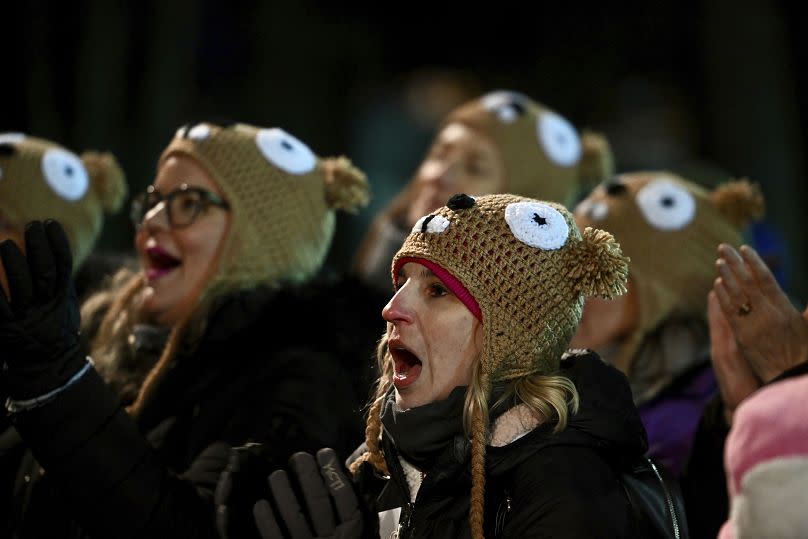 Crowds chant as the next six-weeks weather is revealed by a clairvoyant rodent