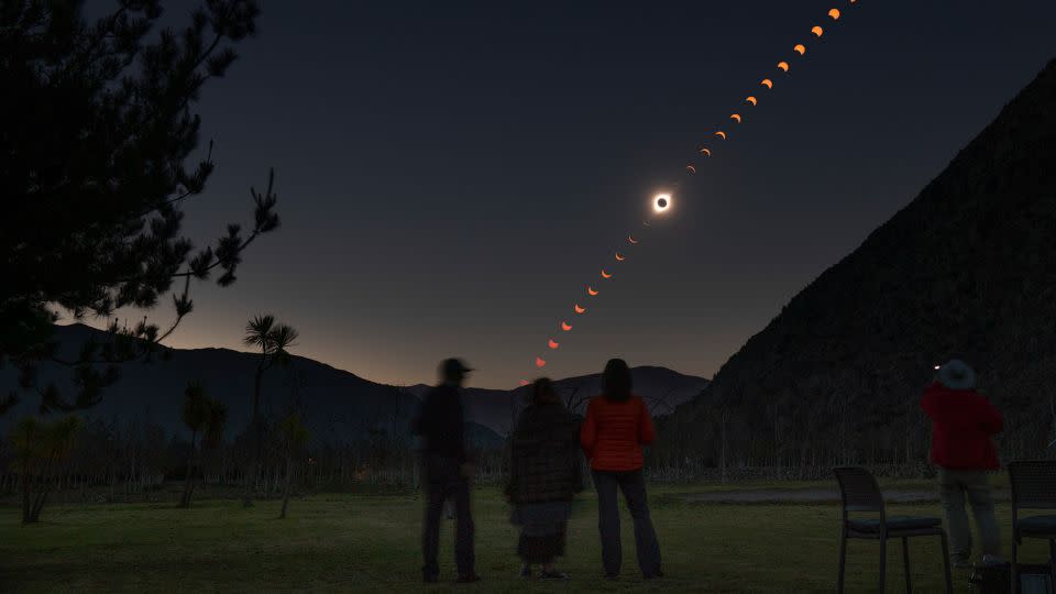 Dieses zusammengesetzte Bild fängt die Phasen einer totalen Sonnenfinsternis ein, wie sie im Juli 2019 in El Molle, Chile, stattfand. – Stan Honda