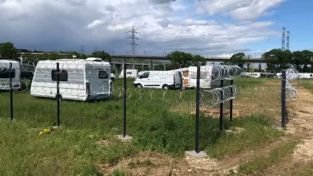 Des barbelés installés autour d'une aire de gens du voyage près de Lyon vont être retirés. - BFM Lyon