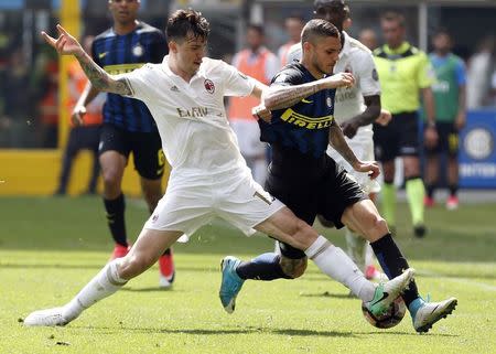 Football Soccer - Inter Milan v AC Milan - Italian Serie A - San Siro Stadium, Milan, Italy - 15/04/17 Inter Milan's Mauro Icardi and AC Milan's Alessio Romagnoli in action. REUTERS/Alessandro Garofalo