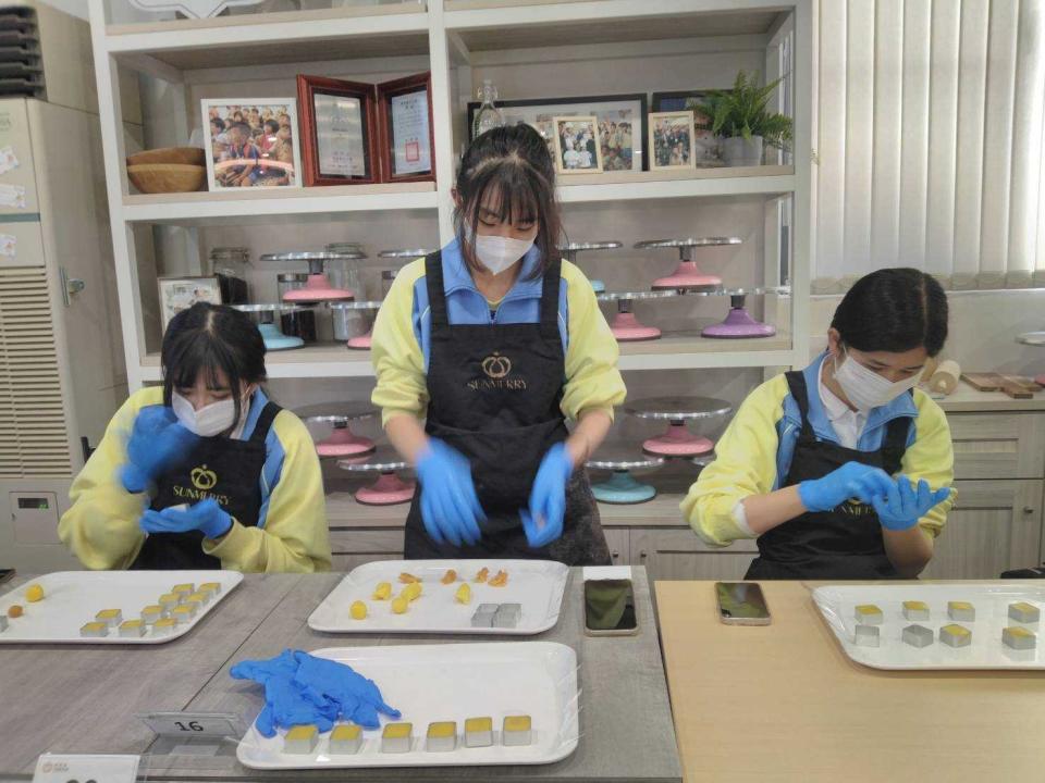 高職學生於聖瑪莉丹麥麵包莊園透過多元情境學習，化身一日烘焙師，激發同學主動學習的興趣。   圖：黎明技術學院提供