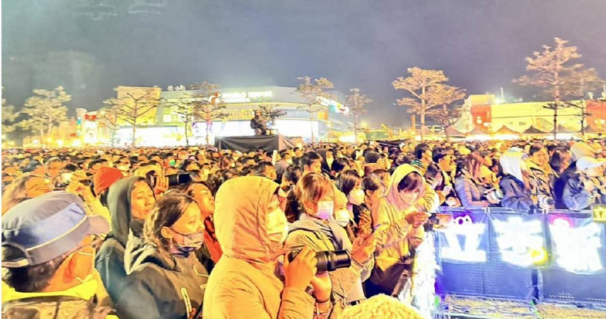 大新竹跨年公益演唱會在竹市大湳雅公園登場，但由於風勢實在太過強勁傳出意外。（圖／民眾提供）