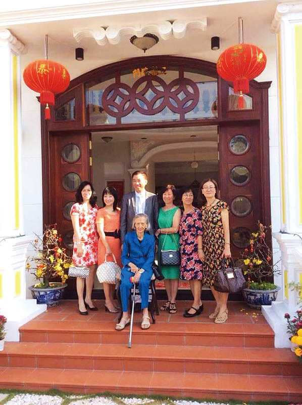 曾女香2年前回越南過年，和搬回越南落葉歸根、高齡93歲的母親以及3個姊姊、弟弟和妹妹合影。（圖／曾女香提供）