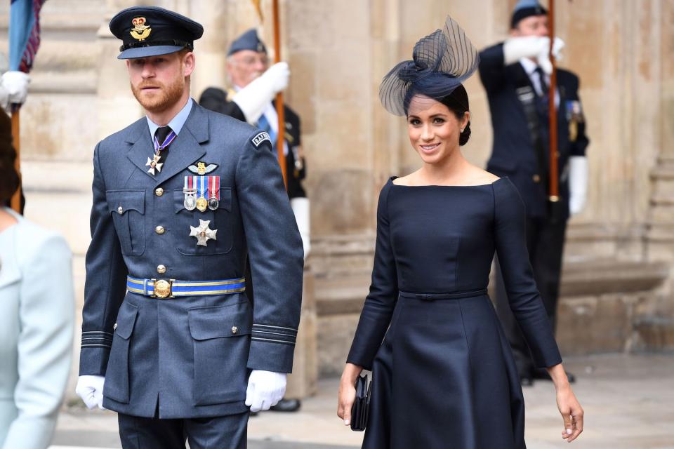 Für die einen sieht es schwarz aus, für die anderen blau: Herzogin Meghan gibt mit ihrem Kleid beim Royal-Air-Force-Jubiläum Rätsel auf. (Bild: Getty Images)