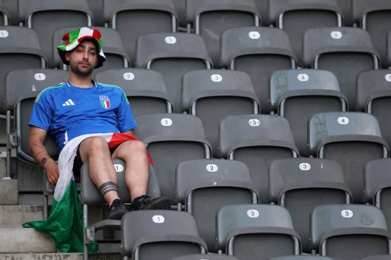 Un hincha italiano tras la eliminación de su selección ante Suiza en octavos de final de la Eurocopa. En Berlín, el 29 de junio de 2024 (Ronny HARTMANN)