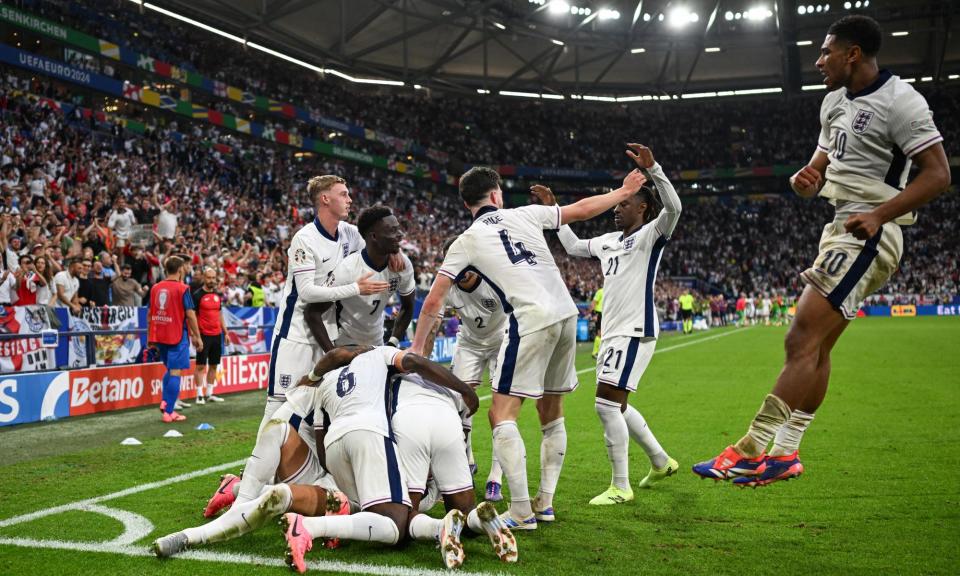 <span>England celebrate after <a class="link " href="https://sports.yahoo.com/soccer/players/375006/" data-i13n="sec:content-canvas;subsec:anchor_text;elm:context_link" data-ylk="slk:Harry Kane;sec:content-canvas;subsec:anchor_text;elm:context_link;itc:0">Harry Kane</a> headed home their winner in the first minute of stoppage-time to complete a remarkable turnaround.</span><span>Photograph: Patrícia de Melo Moreira/AFP/Getty Images</span>