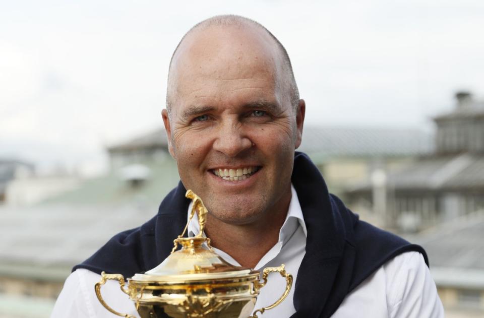 Thomas Levet avec le trophée de la Ryder Cup…