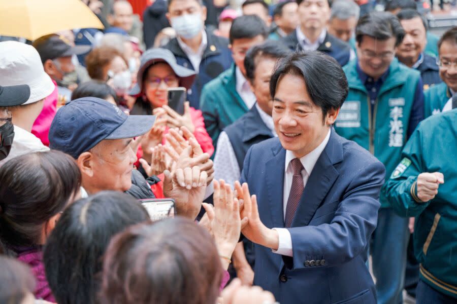 <span>圖／賴清德前往桃園鎮撫宮參香祈福，力挺立委鄭運鵬、范綱祥，呼籲支持者力挺民進黨，承諾為桃園爭取更多地方建設，帶動區域的繁榮。（圖：賴清德競選總部提供）</span>